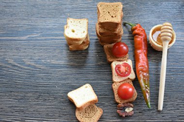 ahşap masada sebze ile tost 