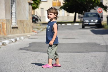 Çocuk oyun parkında oynuyor.