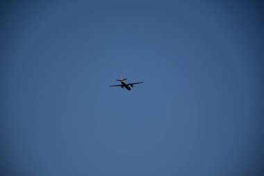 Gökyüzünde uçak ve bulutlar