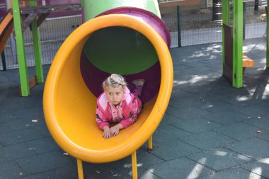 Çocuk oyun parkında oynuyor.