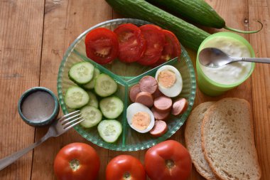 Tahta masada servis edilen basit bir köy kahvaltısı.