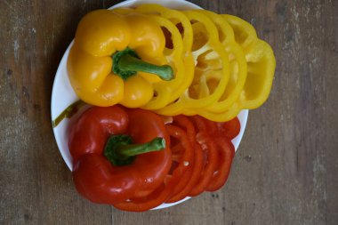 Beyaz arka planda doğranmış biber.