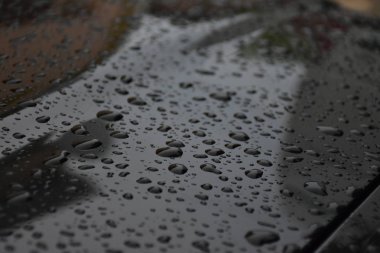 cam üstünde su damlaları yakın çekim 