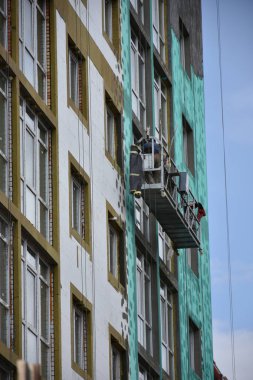 Gökyüzüne karşı inşaat vinci,