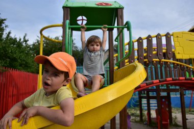 Çocuk parkında oynayan çocuklar