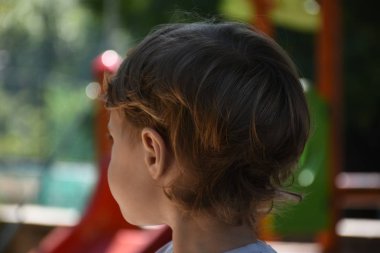 Çocuk oyun parkında oynuyor.