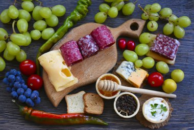 çeşitli mezeler yakın 