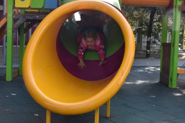 Çocuk oyun parkında oynuyor.