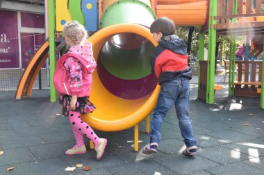 Güzel güzel çocuk oynuyor.