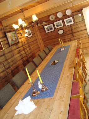 Farklı araçları olan eski bir iç mimari.