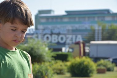 Küçük bir çocuğun güzel portresi ve gülümsemesi.