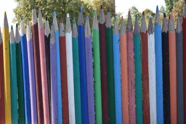 çok renkli ahşap kalemler çit