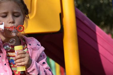 kız oyun alanında sabun kabarcıkları darbe