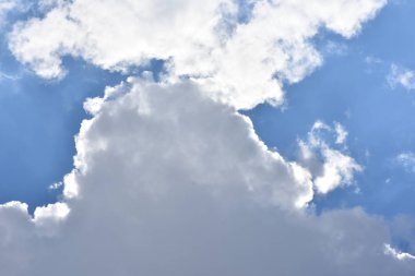 Mavi gökyüzü ve beyaz bulutlar