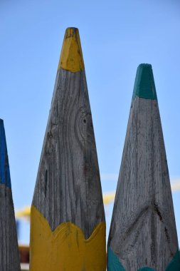 çok renkli ahşap kalemler çit