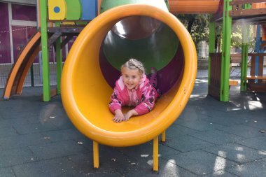 Çocuk oyun parkında oynuyor.