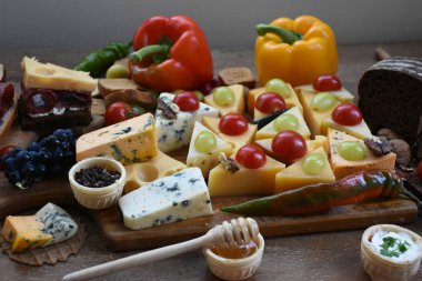 çeşitli peynir yakın 