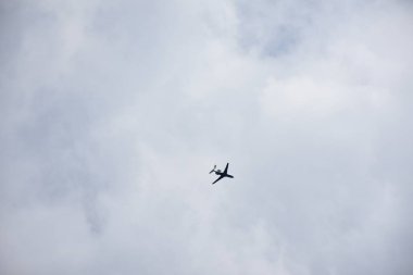 Gökyüzünde bir uçak