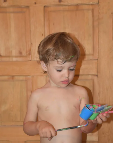 Милий Маленький Хлопчик Грає Фарбами Пензлем — стокове фото