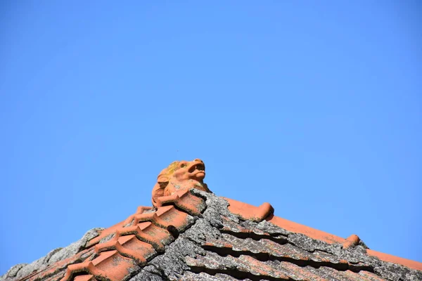 Vecchia Casa Che Sta Cadendo Pezzi — Foto Stock