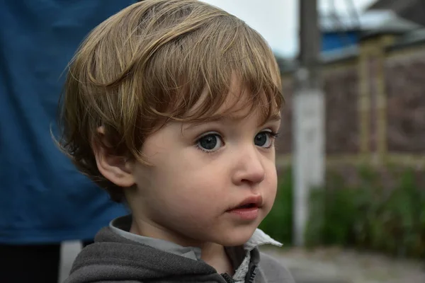 Mooi Portret Van Een Jongetje Glimlach — Stockfoto