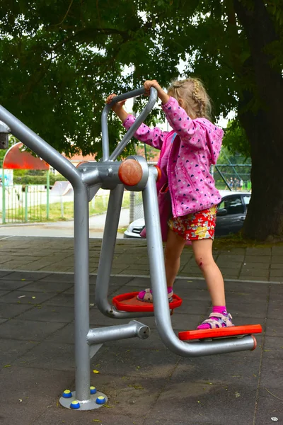 Kind Auf Dem Spielplatz Und Freien — Stockfoto