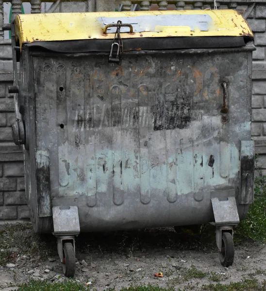 Grijs Ijzer Afval Buurt Van Baksteen Muur — Stockfoto