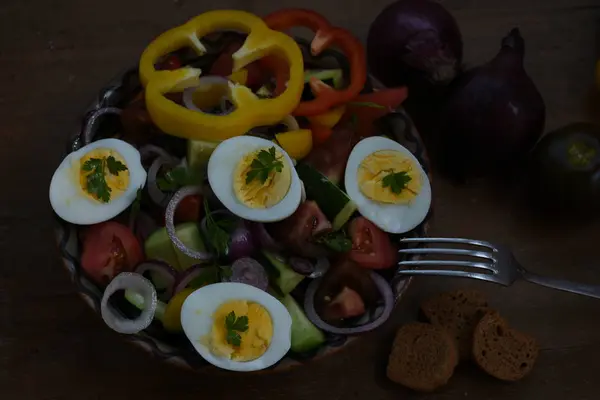 Salada Fresca Feita Legumes Com Ovos Cozidos — Fotografia de Stock