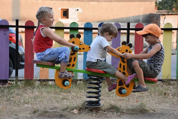 Hermoso Niño Jugando Parque — Foto de Stock