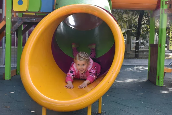 Criança Está Brincando Playground — Fotografia de Stock