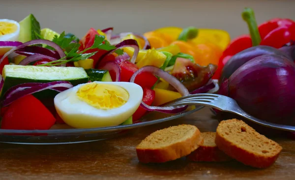 Yumurta Ile Sebze Salatası — Stok fotoğraf