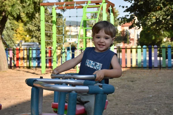 Çocuk Oyun Parkında Oynuyor — Stok fotoğraf