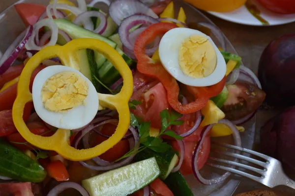 Verse Salade Gemaakt Van Groenten Met Gekookte Eieren — Stockfoto