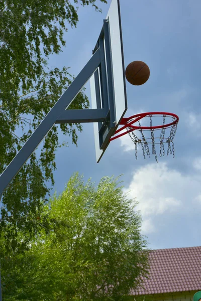 Parkta Basketbol Açık Oyun Alanı — Stok fotoğraf