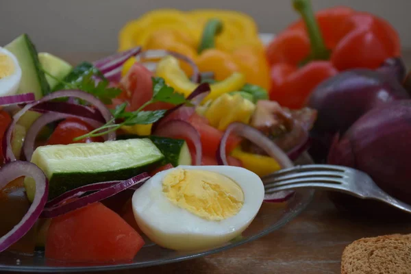 Frischer Salat Aus Gemüse Mit Gekochten Eiern — Stockfoto