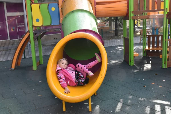 Çocuk oyun parkında oynuyor.