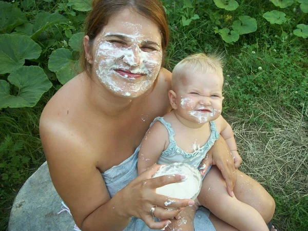 Mother Daughter Making Face Masks Using Sour Cream — Stok fotoğraf