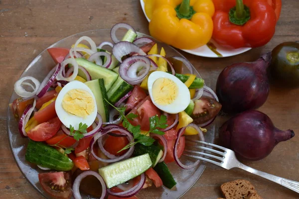 新鲜沙拉由蔬菜和煮鸡蛋制成 — 图库照片