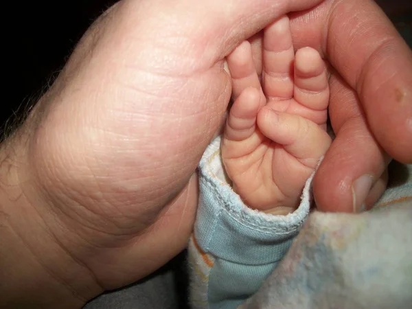 Man Holding Newborn Baby Hand — 스톡 사진