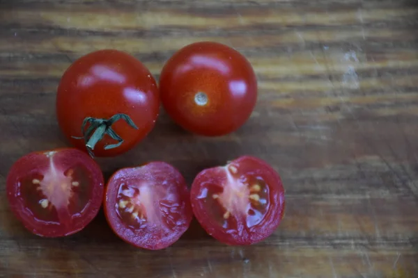 Tomates Cherry Rojos Sobre Fondo Madera —  Fotos de Stock