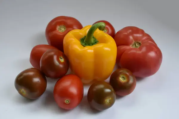 Tomates Sobre Fundo Branco — Fotografia de Stock