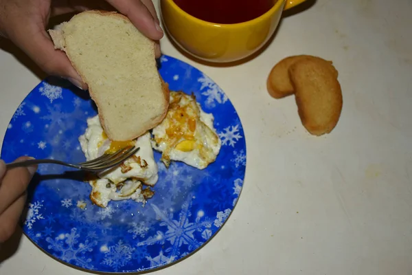 Closeup Person Eating Fried Eggs — стоковое фото