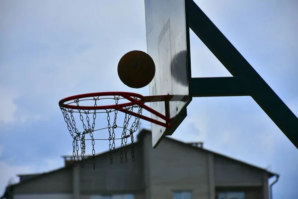 Parkta Basketbol Açık Oyun Alanı — Stok fotoğraf