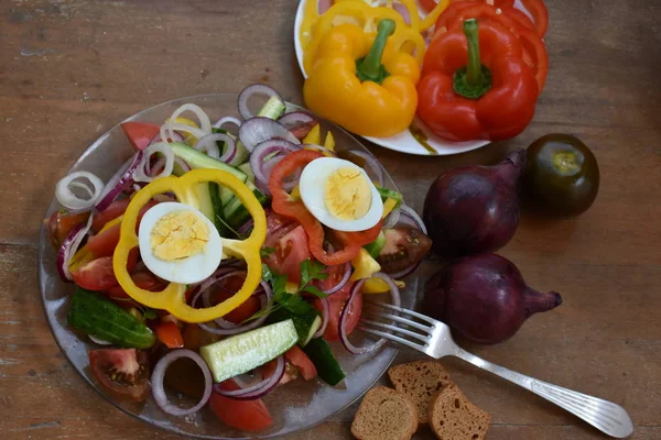 新鲜沙拉由蔬菜和煮鸡蛋制成 — 图库照片