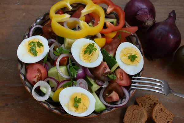 Čerstvý Salát Zeleniny Převařenými Vejci — Stock fotografie