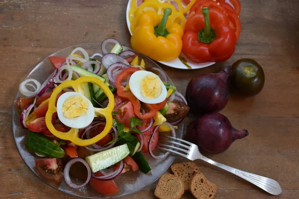 Frischer Salat Aus Gemüse Mit Gekochten Eiern — Stockfoto