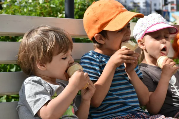 Anak Anak Makan Krim Musim Panas — Stok Foto