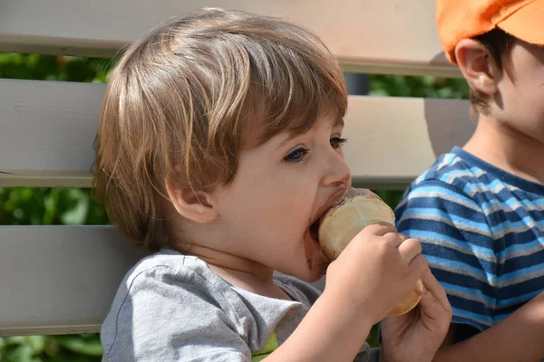 Anak Anak Makan Krim Musim Panas — Stok Foto