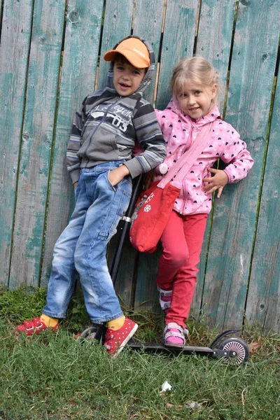 Αγόρι Και Κορίτσι Στο Βάθος Του Φράχτη — Φωτογραφία Αρχείου