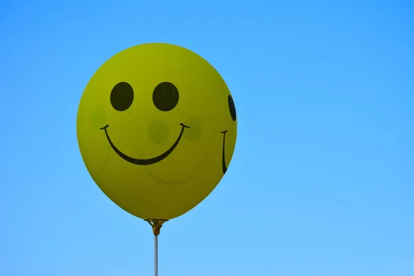 Žlutý Balón Usměvavou Tváří Modrém Pozadí Oblohy — Stock fotografie